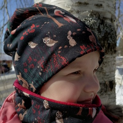 Trikoopipo Metsän kätköissä punainen